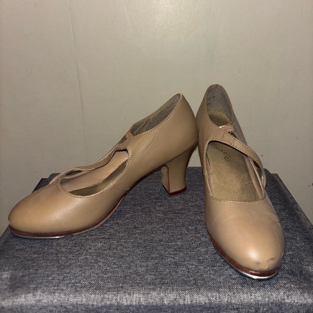 CAPEZIO - Tap heels - 2.5” heel - Caramel
